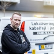 Rebo Support medarbejder foran firmabil